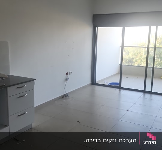 חדר ריק עם רצפת אריחים ודלת זכוכית למרפסת